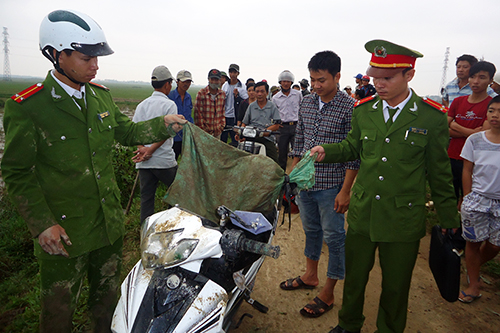 Hàng trăm người dân bao vây hai nghi can bắt trộm chó